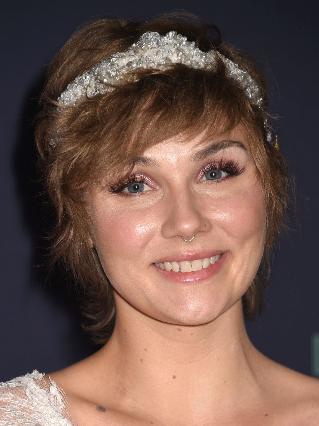 How tall is Clare Bowen?